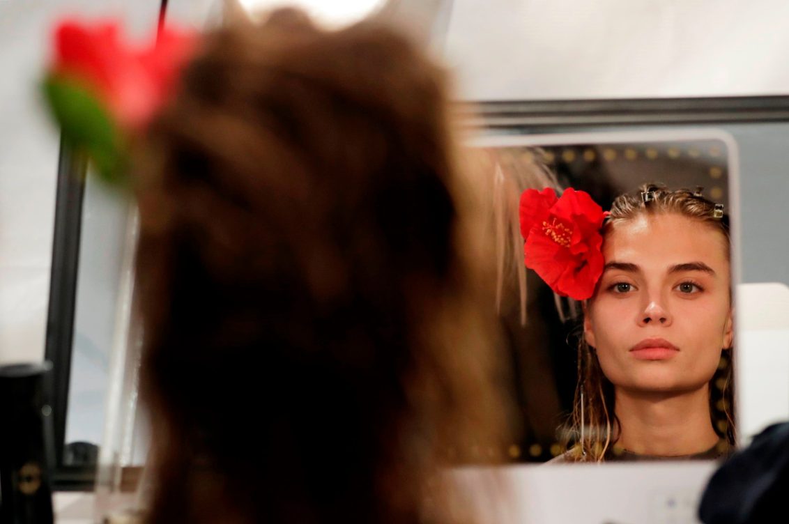 comparar, psicología, redes sociales, mujer, flor, pelo