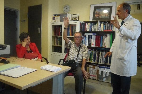 consulta-parkinson-neurología Neurólogo atiende a un paciente con párkinson en consulta. Efesalud.com