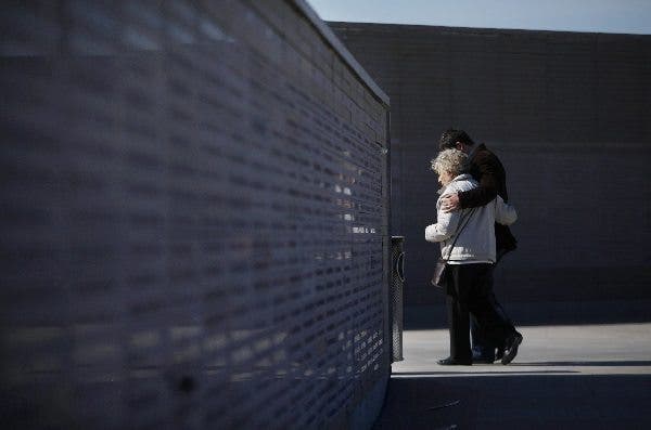 Un hombre pasea con una mujer mayor mientras la abraza. Efesalud.com