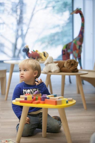 Un niño jugando en la clínica. 