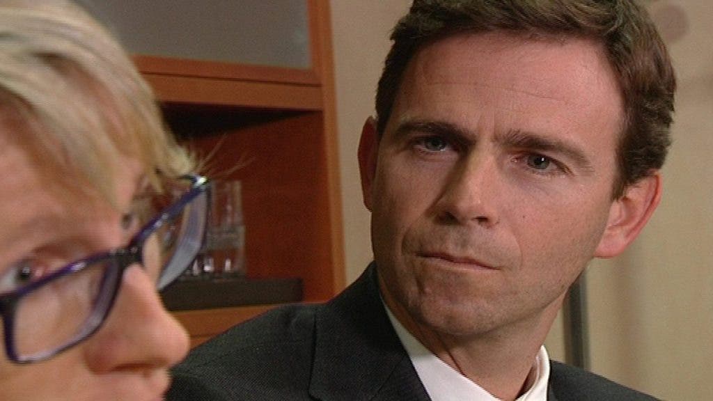 El doctor Abengoechea escucha a la doctora Sararols/EFE/Eduardo Barraguer 