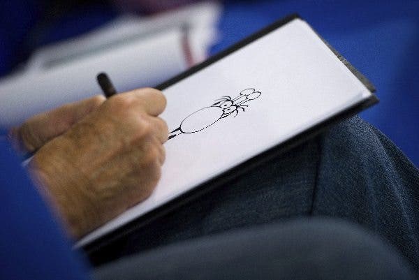 Un dibujante argentino realiza el dibujo de una jirafa. Efesalud.com
