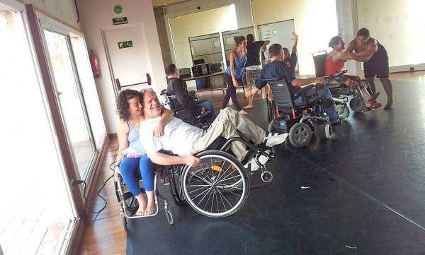 La asociación Tandem Team Barcelona, pionera en asistencia sexual, ofrece talleres de Danza integrada; en los que diferentes personas, con o sin diversidad funcional, tienen la oportunidad de acercarse, conocerse y comunicarse a través del cuerpo. Foto cedida por TTB.