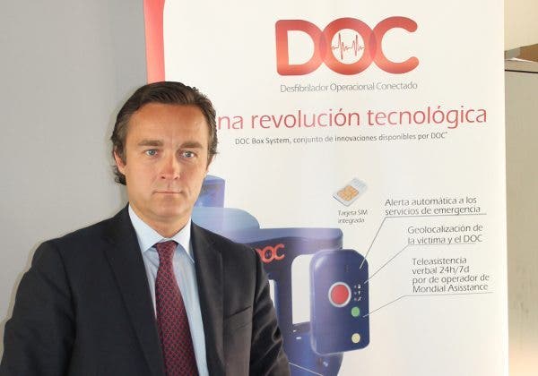 El director general de B+Safe, Nuño Azcona, junto a un Desfibrilador. Efesalud.com