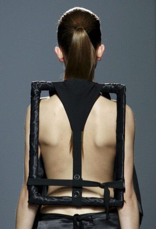 Una modelo con un diseño que parece enjaular la espalda. Efesalud.com