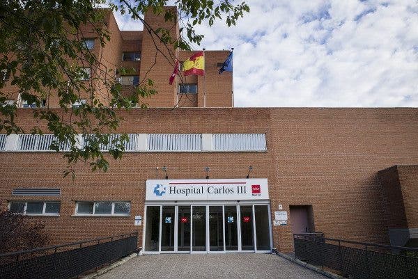 Entrada del hospital Carlos III. Efesalud.com