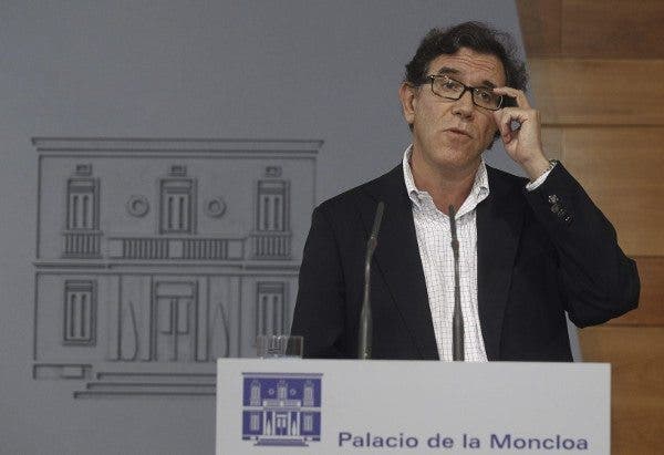 Un portavoz del comité especial contra el ébola ante los medios. Efesalud.com