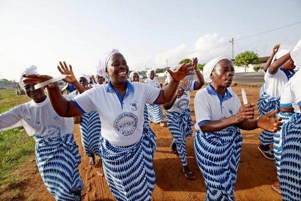 ebola-liberia-mujeres Mujeres celebran en Liberia el fin del ébola. Efesalud.com,