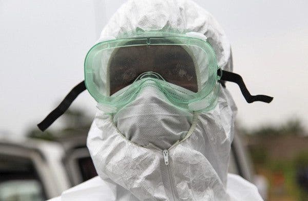 Primer plano de un enfermero fuertemente protegido para luchar contra el ébola. Efesalud.com