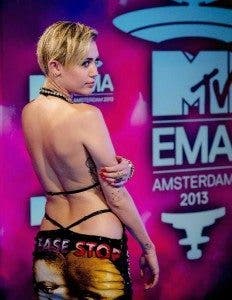 Miley Cyrus, ropa sensual articulos eróticos