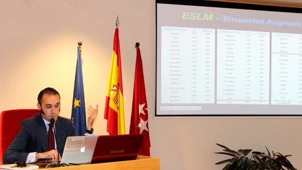 Un médico presenta la encuesta sobre la situación laboral de este sector durante la Asamblea de la OMC. Efesalud.com