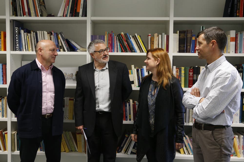 El director de EFEsalud y coordinador del debate, Javier Tovar con los invitados a los "Desayunos de salud"/EFE/Kiko Huesca