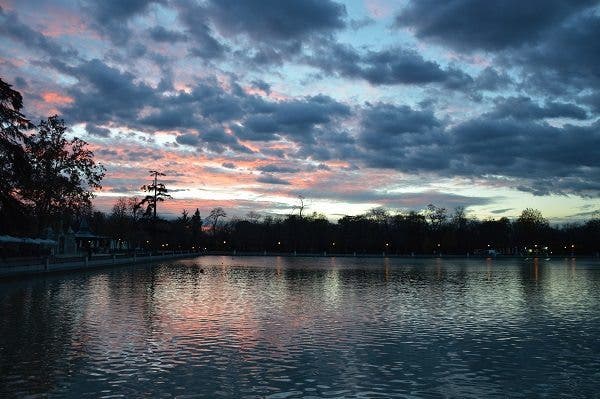 Imagen del atardecer en el estanque del Retiro. Efesalud.com