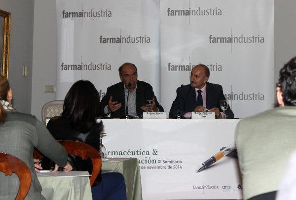 El presidente de Farmaindustria, Antoni Esteve, y Alipio Gutiérrez, presidente de la Asociación Nacional de Informadores de la Salud (ANIS), en la inauguración del seminario para periodistas. Foto: Farmaindustria
