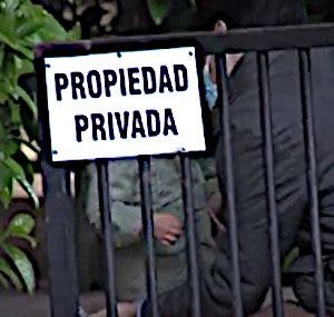 Un padre habla con su hijo pequeño.