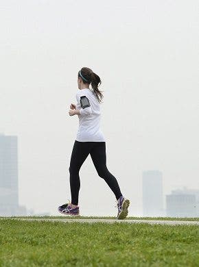 Una joven hace footing en Londres, Reino Unido.