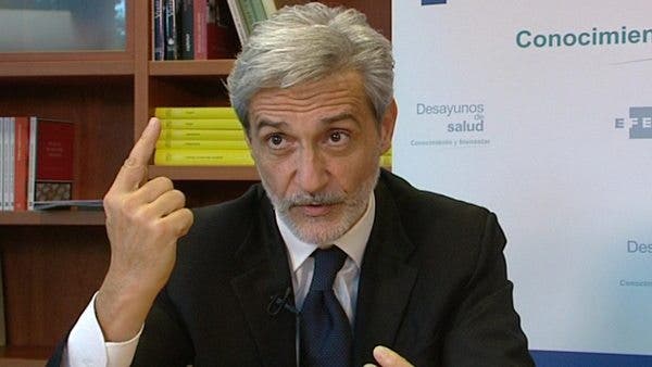 Un expresivo gesto del doctor Mannelli durante el debate. Efesalud.com
