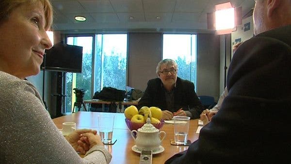 Los participantes del debate sobre glaucoma ante la fruta saludable. Efesalud.com