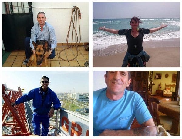 un grupo de personas mirando al cielo con las manos levantadas