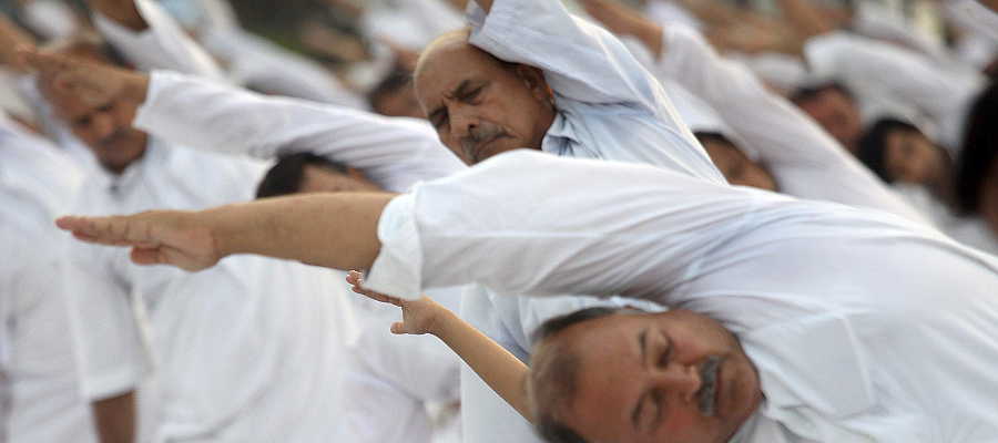 Hombres practicando yoga
