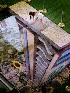Una niña observa la obra en tercera dimensión del artista británico Julian Beever. Beever dibuja con tiza sobre el pavimento utilizando un método llamado anamorfosis, que crea una ilusión óptica.