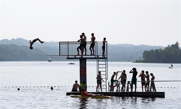 jovenes nadando en un lago