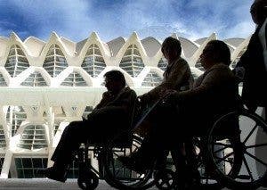 día-esclerosis-múltiple Dos siluetas de personas en silla de ruedas en la Ciudad de las Artes y de las Ciencias de Valencia. Efesalud.com