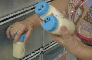 La enfermera Marisa García, selecciona tres botes de leche materna sin pasteurizar Botes de conservación de leche materna, donada y pasteurizada