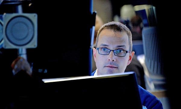 Un hombre mira con interés una pantalla de ordenador. Efesalud.com
