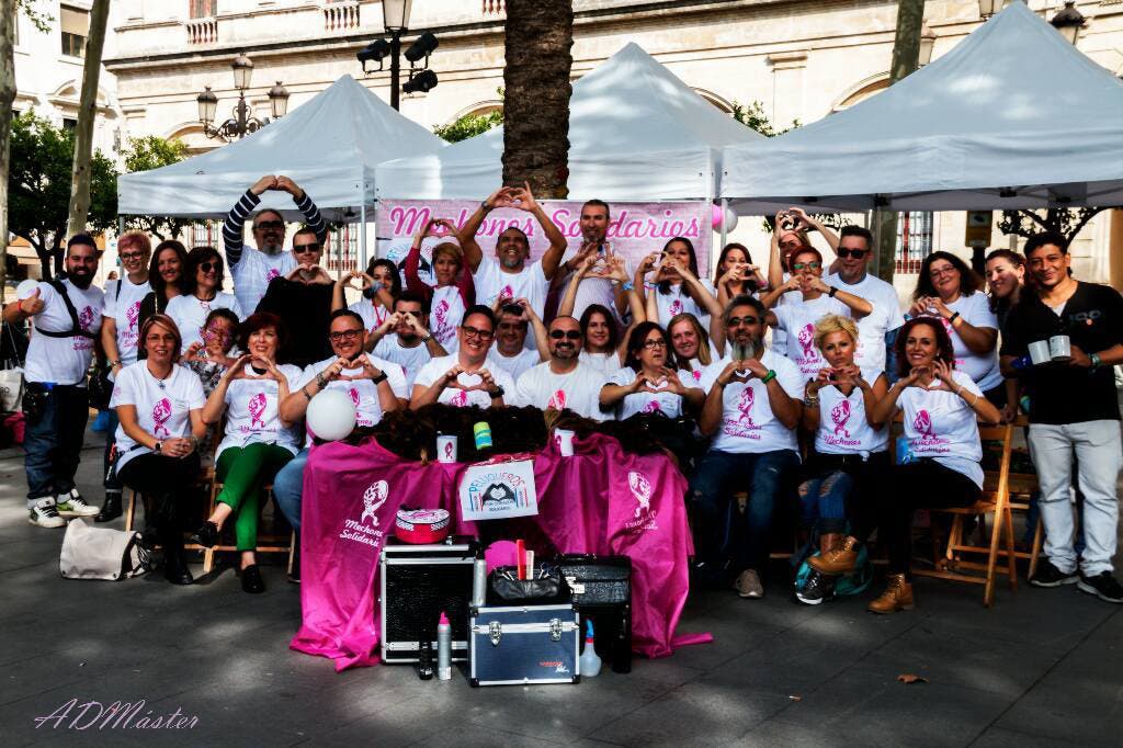 Colaboradores del proyecto Mechones Solidarios/Foto facilitada por esta organización 