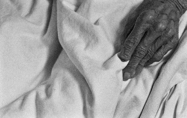 Mano de una anciana reposando sobre una sábana. Efesalud.com