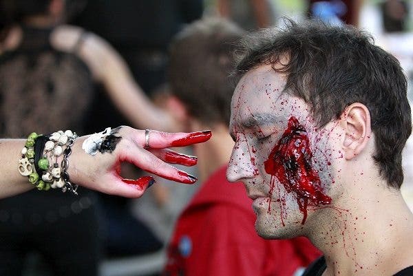maquillaje-terror-halloween Una maquilladora prepara a uno de los participantes de una tamborrada zombie. Efesalud.com