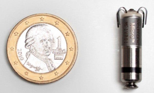 Imagen del marcapasos comparado con una moneda