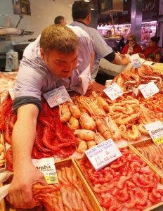 Puesto de venta de pescados y mariscos en un mercado tradicional de Madrid.