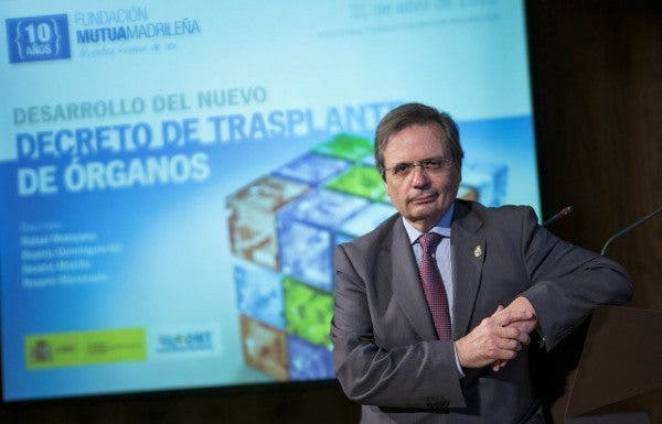 El doctor Rafael Matesanz, director de la Organización Nacional de Trasplantes, ante una cartel de la Fundación Mutua Madrileña. Efesalud.com