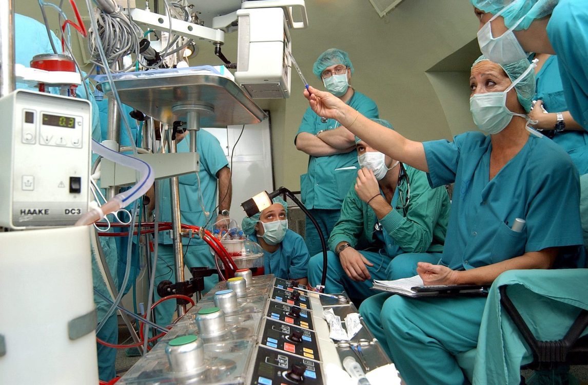 médicos en operación de cadiología