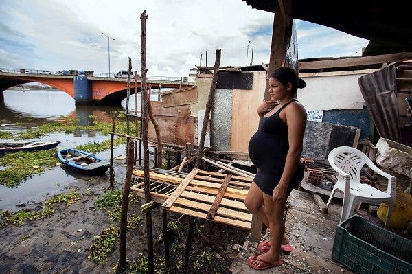 Una embarazada en Recife, ciudad de Brasil con el mayor número de casos de zika./ EFE/Percio Campos.