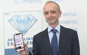 El doctor Eduardo López Bran muestra una app de una red social vía internet