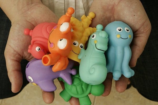 Detalle de varios juguetes de goma para bebé. Efesalud.com