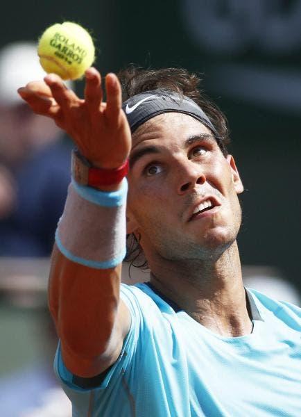 Primer plano de Rafael Nadal para sacar en un lance de la final de Roland Garros 2014. Efesalud.com