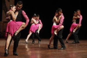 niños bailando