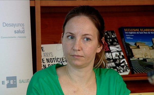 La doctora Andrea Oleñik en primer plano durante el debate sobre diabetes en "desaytuno