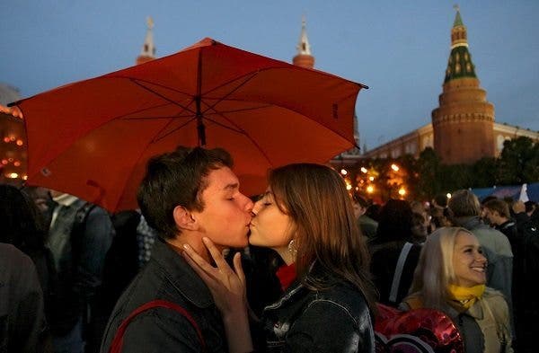 pareja beso