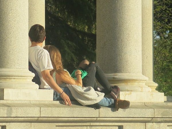 Una pareja recostada entre unas columnas. Efesalud.com