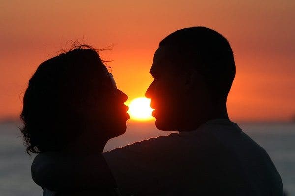 Una pareja se besa al atardecer. Efesalud.com