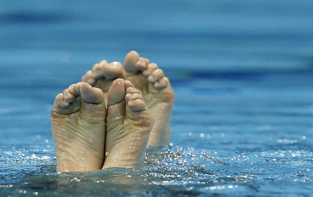Pies sumergidos en el agua. Efesalud.com