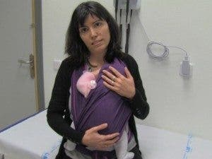 Una fotografía de la doctora Salmerón con su hija Julia pegada a su pecho a través del sistema de porteo, un portabebé ajustable al cuerpo del bebé. EFESALUD