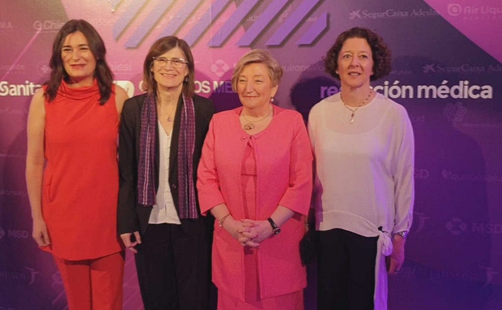 (izq-der) La exministra de Sanidad Carmen Montón; la directora de Salud Pública del Ministerio de Sanidad, Pilar Aparicio; la doctora Ana Lluch; y la doctora Ruth Vera, oncóloga médica y presidenta de la SEOM.