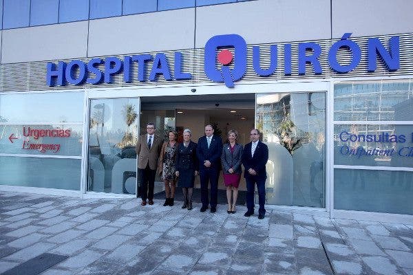 El equipo directivo de Quirón posa ante un nuevo hospital del Grupo en Campo de Gibraltar, inaugurado en enero de 2013. Efesalud.com