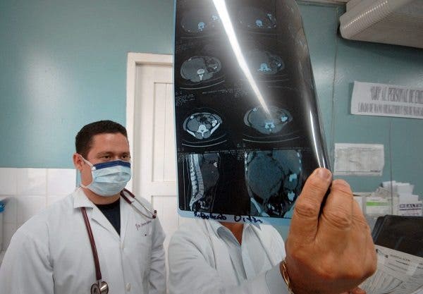 Dos médicos observan una radiografía en el hospital Manolo Morales de Managua (Nicaragua). Efesalud.com